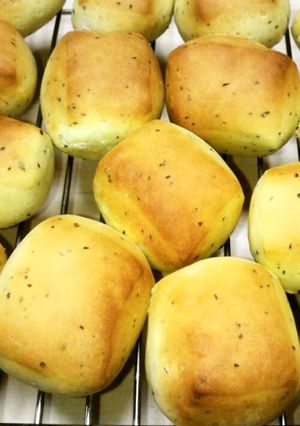 コロンと可愛いバジル風味のパン-レシピのメイン写真