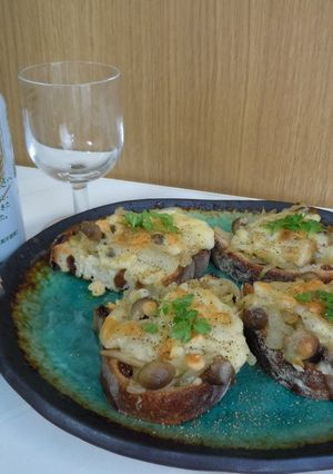 きのこと玉ねぎのレーズンピザパン-レシピのメイン写真
