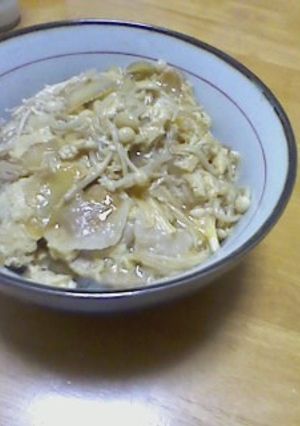 【旦那くん】えのきと豚と玉ねぎの卵丼-レシピのメイン写真