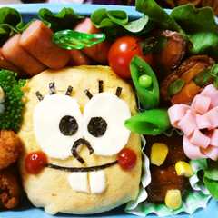 รูปของ スポンジボブオムライスおにぎり☆キャラ弁