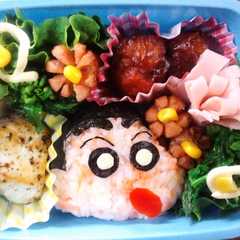 รูปของ 簡単クレヨンしんちゃんおにぎり♡キャラ弁