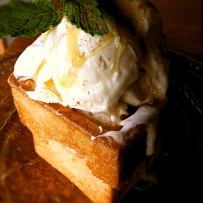 キャラメルハニートースト　食品サンプル　蝋サンプル　ケーキ　スイーツ　実物大 ノベルティ、販促品、粗品、景品用としてオススメなハニー