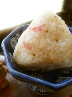 紅しょうがとすき焼きふりかけのおにぎり♥-レシピのメイン写真