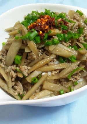 簡単彼ご飯❤豚挽肉とごぼうのどんぶり-レシピのメイン写真