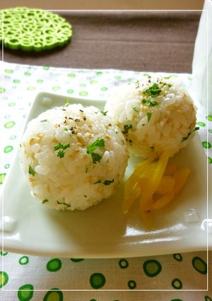 ごまたっぷり♡パセリと粉チーズのおにぎり-レシピのメイン写真