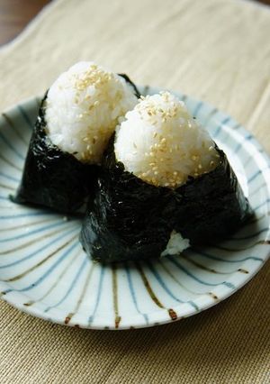 ゴマたっぷりおにぎり-レシピのメイン写真