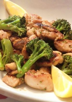 塩麹で♪鶏モモとブロッコリーのレモン添え-レシピのメイン写真