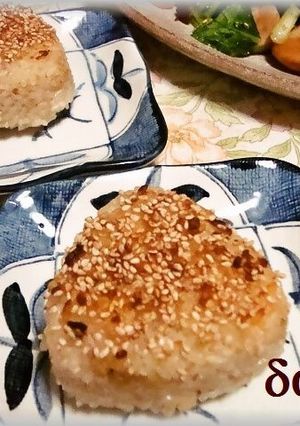 塩麹でゴマ焼きおにぎり　-レシピのメイン写真