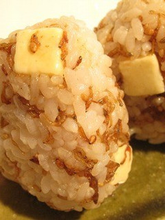 チーズとカリカリじゃこのおにぎり-レシピのメイン写真