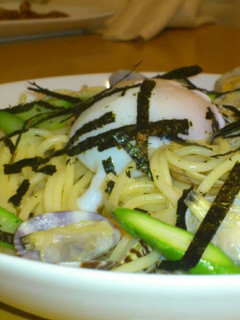 アサリとアスパラの塩パスタ温泉卵のせ-レシピのメイン写真