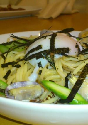 アサリとアスパラの塩パスタ温泉卵のせ-レシピのメイン写真