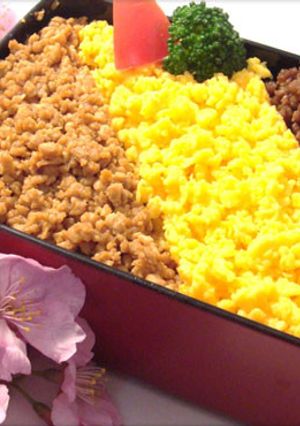 馬鹿たれで鶏(合挽き)そぼろ★そぼろ弁当-レシピのメイン写真