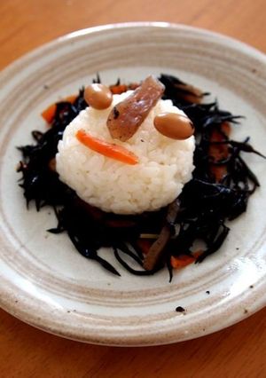 余ったひじきの部品でウルトラマンおにぎり-レシピのメイン写真