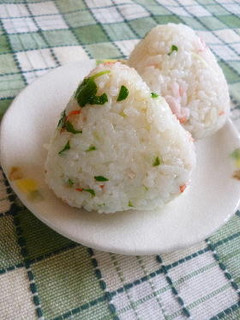チーズ入り かにかまと貝割れのおにぎり-レシピのメイン写真