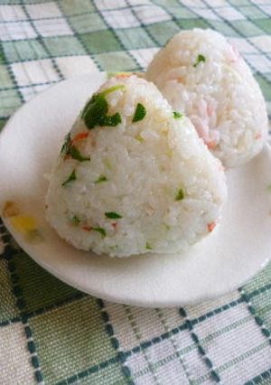 チーズ入り　かにかまと貝割れのおにぎり-レシピのメイン写真