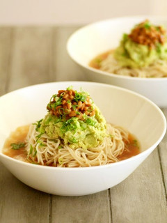 あらごし梅アボカドと納豆のおろしそば-レシピのメイン写真