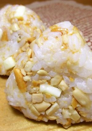 柿ピーとチーズのおつまみおにぎり-レシピのメイン写真
