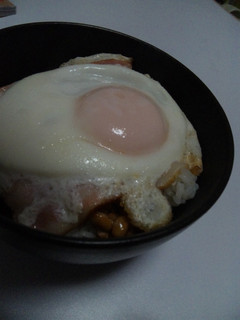 納豆ご飯のベーコンエッグのせ-レシピのメイン写真