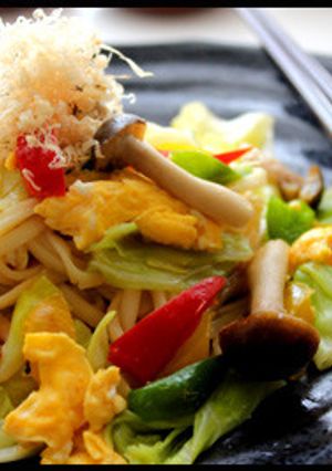 簡単!春キャベツと卵のカラフル焼うどん♪-レシピのメイン写真