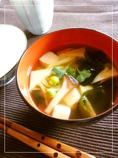 筍とわかめとエンドウマメのお吸い物-レシピのメイン写真