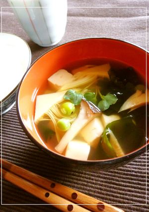 筍とわかめとエンドウマメのお吸い物-レシピのメイン写真