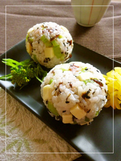 チーズ×セロリ×梅胡麻のおにぎり-レシピのメイン写真