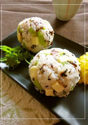 チーズ×セロリ×梅胡麻のおにぎり-レシピのメイン写真
