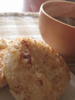 定番だけどチーズ×かつお節の焼きおにぎり-レシピのメイン写真