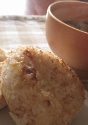 定番だけどチーズ×かつお節の焼きおにぎり-レシピのメイン写真