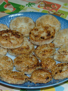 胡麻をまぶした蓮根のはさみ焼き-レシピのメイン写真