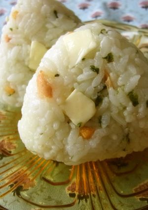 お茶漬けの素×チーズおにぎり♫-レシピのメイン写真