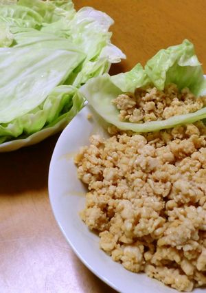 巻いて食べよ♪ニンニク味噌の鶏そぼろ-レシピのメイン写真