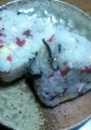 カリカリ梅と塩昆布のチーズおにぎり-レシピのメイン写真