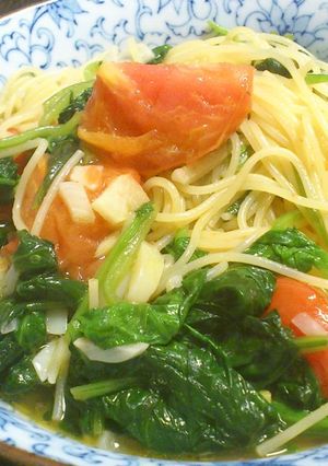 美肌に♪トマトとほうれん草のパスタ-レシピのメイン写真