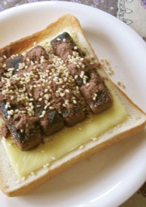 ウエハースチョコ＆チーズ＆ごまのトースト-レシピのメイン写真