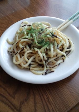 1人ランチに簡単すぎる塩昆布の焼きうどん-レシピのメイン写真