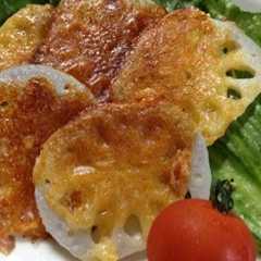 รูปของ おつまみに♪れんこんのカリカリチーズ焼き