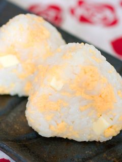 炒り卵とチーズと海苔の佃煮のおにぎり-レシピのメイン写真