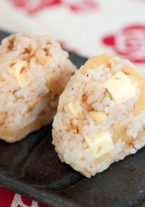 チーズとおかかとたくあんのおにぎり-レシピのメイン写真