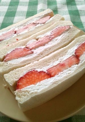 ふんわり食パンでいちごサンド♪-レシピのメイン写真