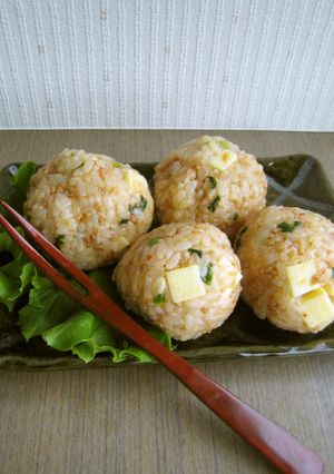 ピリ辛肉味噌×チーズで☆おつまみおにぎり-レシピのメイン写真