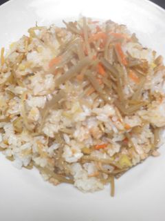 鶏挽肉ときんぴらごぼうの炒めご飯-レシピのメイン写真