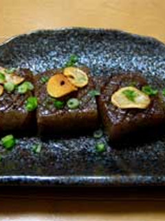 カリカリにんにく載せ!こんにゃくのバターソテー-レシピのメイン写真