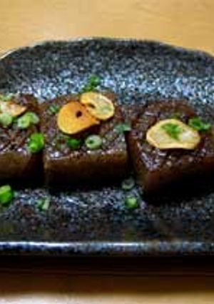 カリカリにんにく載せ！こんにゃくのバターソテー-レシピのメイン写真