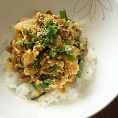 รูปของ 簡単ランチ☺キムたま納豆丼