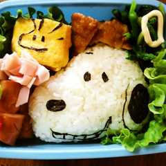 รูปของ 簡単♪スヌーピーおにぎりお弁当♡キャラ弁