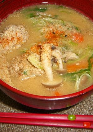 ゴマたっぷり☆肉団子と水菜の味噌汁-レシピのメイン写真
