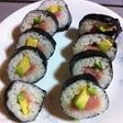 ごま酢飯でアボカド&マグロの巻き寿司