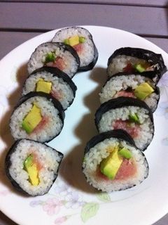 ごま酢飯でアボカド&マグロの巻き寿司-レシピのメイン写真