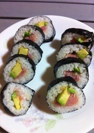 ごま酢飯でアボカド&マグロの巻き寿司-レシピのメイン写真